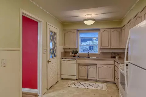 Kitchen - 1027 E 37th Ave, Spokane, WA 99203 photo 4 of 4