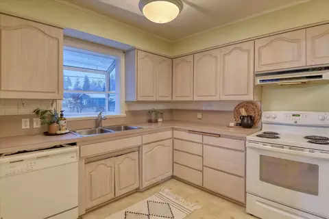 Kitchen - 1027 E 37th Ave, Spokane, WA 99203 photo 2 of 4