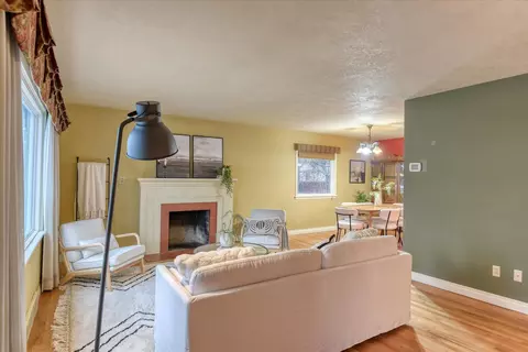Living - 1027 E 37th Ave, Spokane, WA 99203 photo 1 of 6