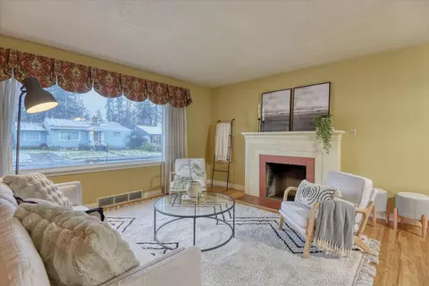 Living - 1027 E 37th Ave, Spokane, WA 99203 photo 4 of 6