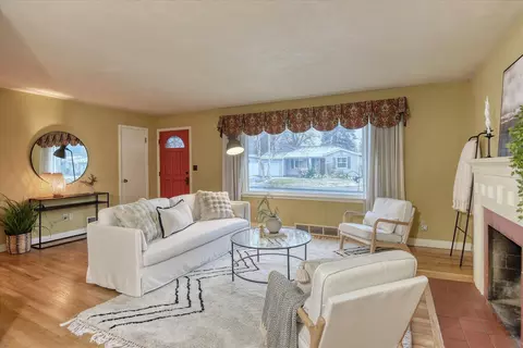 Living - 1027 E 37th Ave, Spokane, WA 99203 photo 5 of 6