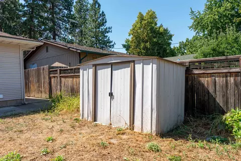 Exterior - 3817 E 7th Ave, Spokane, WA 99202 photo 7 of 9