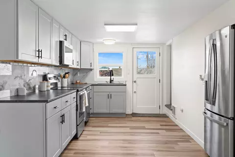 Kitchen - 10521 E 5th Ave, Spokane Valley, WA 99206 photo 2 of 3