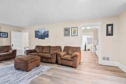 Entry Way - 824 E Crown Ave, Spokane, WA 99207 photo 1 of 3