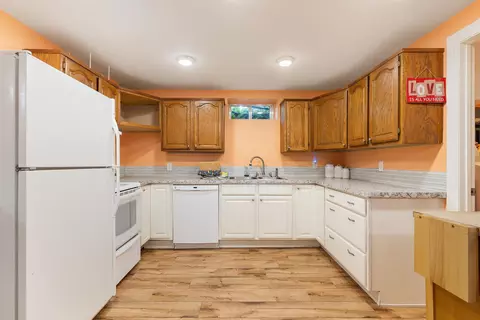 Kitchen - 13519 E 30th Ave, Spokane Valley, WA 99216 photo 2 of 2