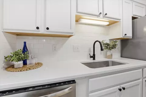 Kitchen - 102 E Weile Ave UNIT 1, Spokane, WA 99208 photo 3 of 4