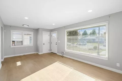 Living - 811 E Dalke Ave, Spokane, WA 99208 photo 4 of 5