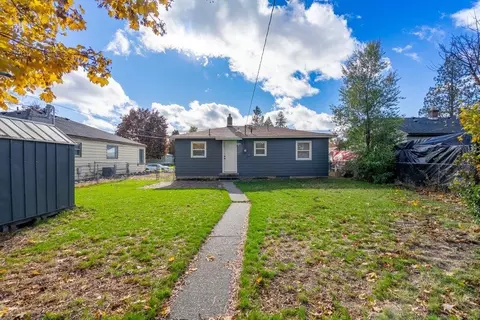 Exterior - 811 E Dalke Ave, Spokane, WA 99208 photo 4 of 6