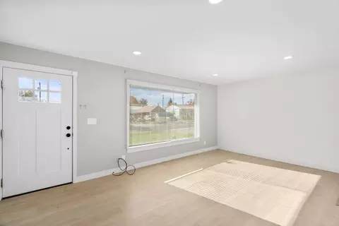 Living - 811 E Dalke Ave, Spokane, WA 99208 photo 2 of 5