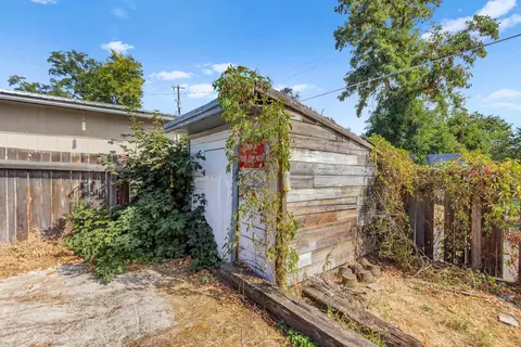Exterior - 1508 E Queen Ave, Spokane, WA 99207 photo 9 of 11