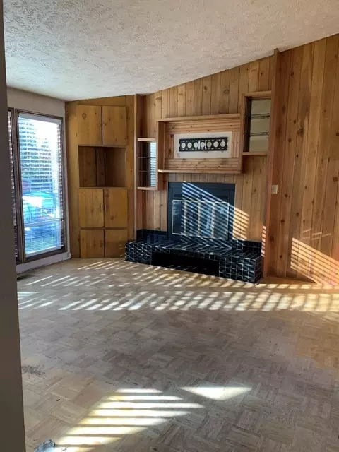 Living - 4227 E 9th Ave, Spokane, WA 99202 photo 2 of 4