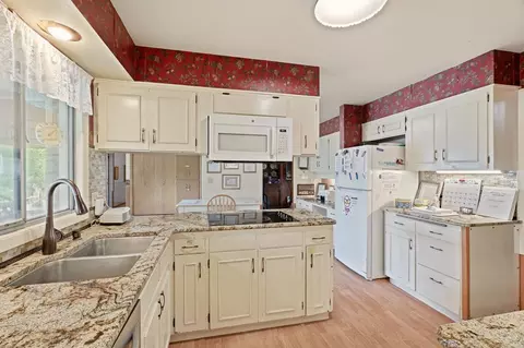 Kitchen - 2214 E 36th Ave, Spokane, WA 99203 photo 6 of 10