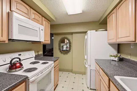 Kitchen - 2214 E 36th Ave, Spokane, WA 99203 photo 8 of 10