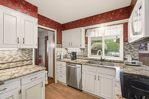Kitchen - 2214 E 36th Ave, Spokane, WA 99203 photo 5 of 10