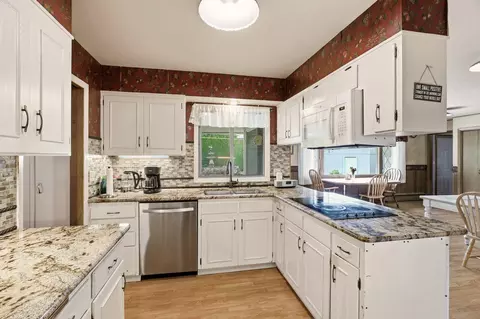 Kitchen - 2214 E 36th Ave, Spokane, WA 99203 photo 4 of 10