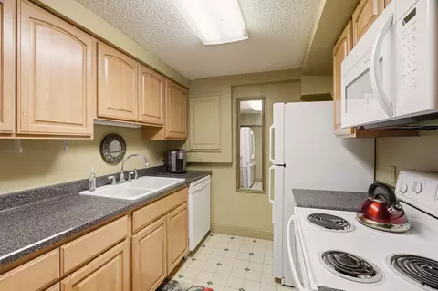 Kitchen - 2214 E 36th Ave, Spokane, WA 99203 photo 9 of 10