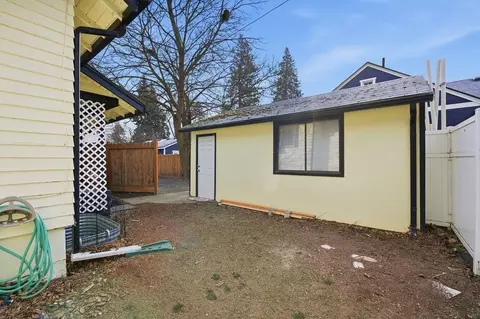 Exterior - 608 E 33rd Ave, Spokane, WA 99203 photo 3 of 6