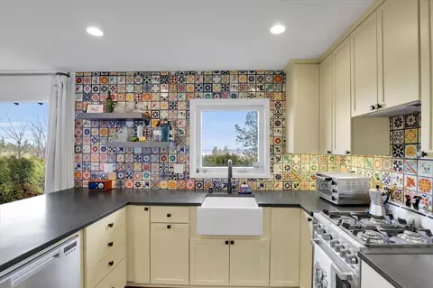 Kitchen - 3623 E 17th Ave, Spokane, WA 99223 photo 2 of 3