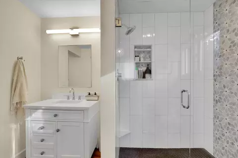 Bath - 3623 E 17th Ave, Spokane, WA 99223 photo 2 of 4