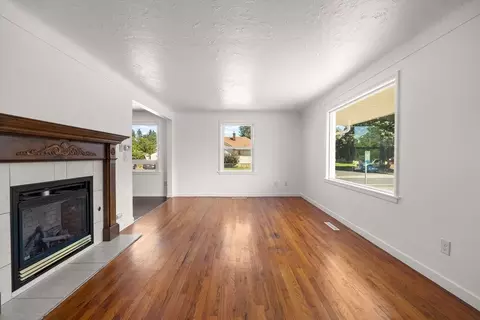 Living - 427 E Longfellow Ave, Spokane, WA 99207 photo 5 of 6