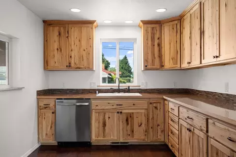 Kitchen - 427 E Longfellow Ave, Spokane, WA 99207 photo 3 of 5