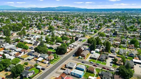 View/Area - 427 E Longfellow Ave, Spokane, WA 99207 photo 4 of 6