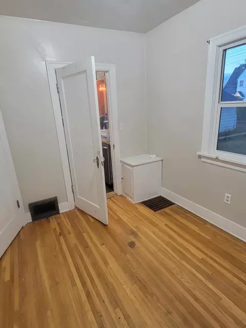 Bedroom - 407 E Hoffman Ave, Spokane, WA 99207 photo 3 of 4