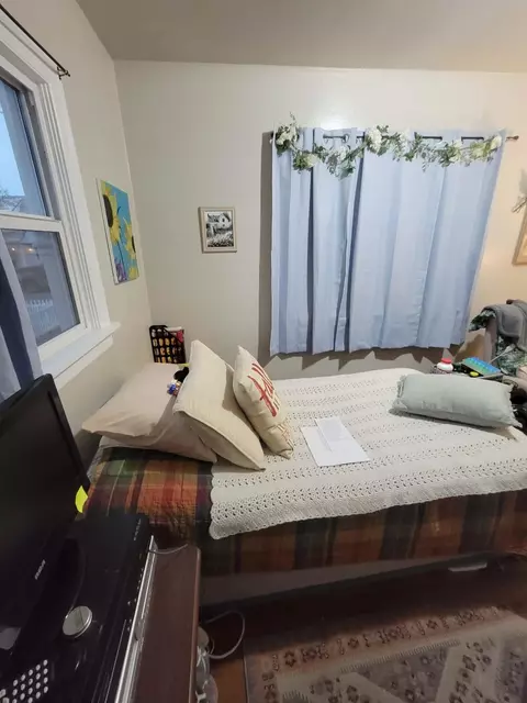 Bedroom - 407 E Hoffman Ave, Spokane, WA 99207 photo 2 of 4
