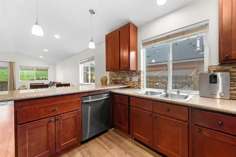 Kitchen - 7204 E 4th Ave, Spokane Valley, WA 99212 photo 2 of 2