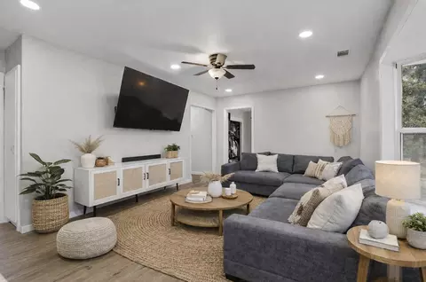 Living - 511 Euclid Ave, Spokane, WA 99207 photo 1 of 3