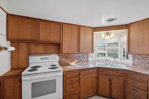Kitchen - 3924 E Pacific Ave, Spokane, WA 99202 photo 2 of 3