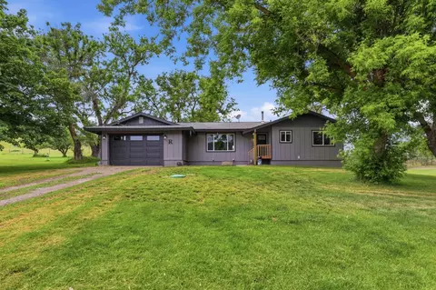27108 E Blanchard Loop, Newport, WA 99156