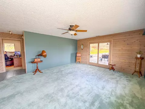 Living - 41 Eagle Ln, Kettle Falls, WA 99141 photo 2 of 4