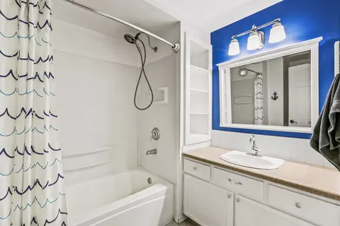Bath - 216 W Fleming Ave, Colbert, WA 99005 photo 3 of 4