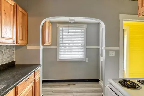 Entry Way - 4107 E 2nd Ave, Spokane, WA 99202 photo 2 of 2