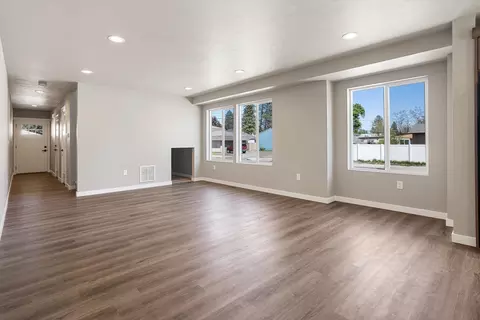 Living - 921 Everett Ave #923 E EVERETT AVE, Spokane, WA 99207 photo 3 of 4
