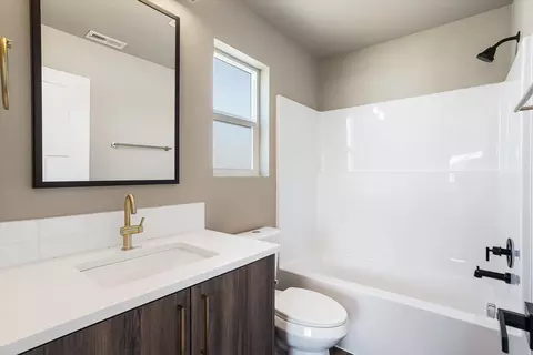 Bath - 921 Everett Ave #923 E EVERETT AVE, Spokane, WA 99207 photo 6 of 7