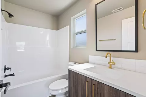 Bath - 921 Everett Ave #923 E EVERETT AVE, Spokane, WA 99207 photo 2 of 7
