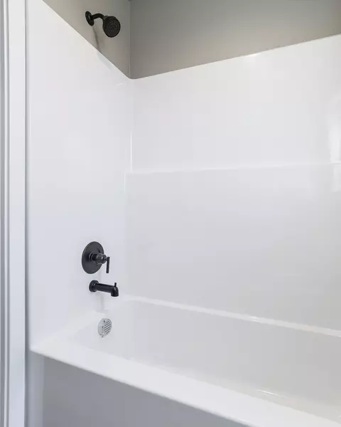 Bath - 921 Everett Ave #923 E EVERETT AVE, Spokane, WA 99207 photo 4 of 7