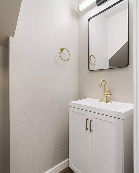 Bath - 921 Everett Ave #923 E EVERETT AVE, Spokane, WA 99207 photo 1 of 7
