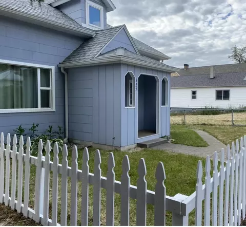 327 S Crosby St, Tekoa, WA 99033