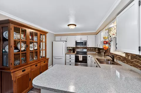 Kitchen - 515 E Shenandoah Dr, Spokane, WA 99208 photo 2 of 4