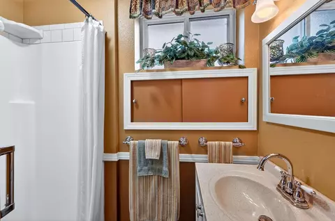 Bath - 515 E Shenandoah Dr, Spokane, WA 99208 photo 3 of 3