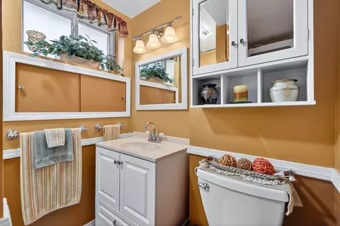 Bath - 515 E Shenandoah Dr, Spokane, WA 99208 photo 2 of 3