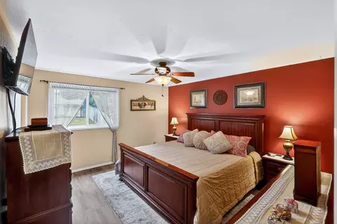 Bedroom - 515 E Shenandoah Dr, Spokane, WA 99208 photo 1 of 7