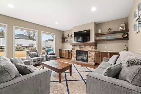 Living - 110 E Sapphire Ln, Spokane, WA 99208 photo 1 of 3