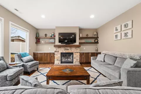 Living - 110 E Sapphire Ln, Spokane, WA 99208 photo 2 of 3