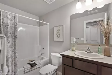 Bath - 313 Apple Tree Ct, Cheney, WA 99004 photo 3 of 3