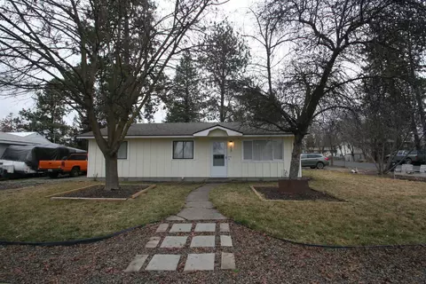 1422 4th St, Cheney, WA 99004