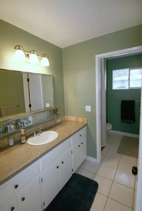 Bath - 1422 4th St, Cheney, WA 99004 photo 1 of 3